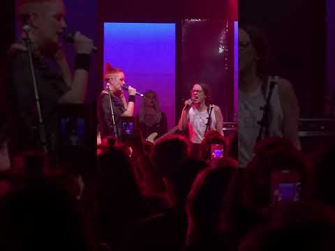 Shirley Manson and Fiona Apple cover Lesley Gore at Girlschool LA