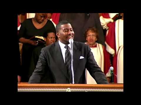 Pastor Smith sings Lead Me, Guide Me - 2007