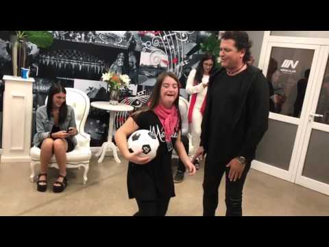Carlos Vives bailó La Bicicleta con una fan de Boca