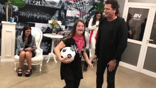 Carlos Vives bailó La Bicicleta con una fan de Boca