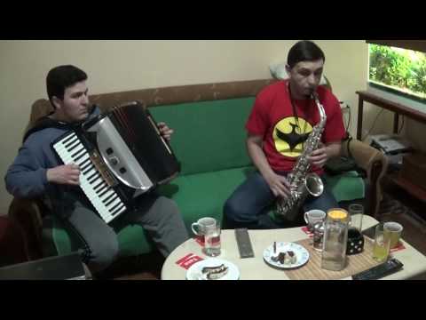 Aca Kulic i Nemanja Pavlovic sviraju kolo Slobodana Bozinovica