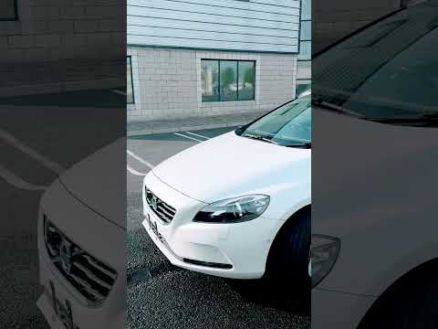 ❁ Volvo V40 ❁ D4 LUX SE Panoramic Roof ❁ Low KM ❁ - Image 2