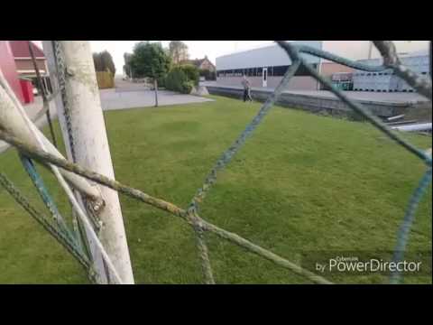 v.v. Moerkapelle speler Gerben Koolhaas oefent zijn vrije trap