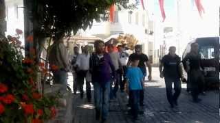 preview picture of video 'ESKİ BODRUM GELENEKLERİ KIZ EVİNE DÜĞÜN ÇEYİZİ DEVESİ GÖNDERİLMESİ 20 MAYIS 2012.wmv'