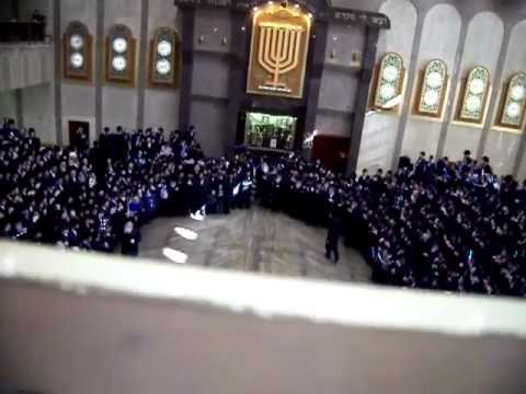 Bobover rebbe schlaf (48) hachnesas sefer torah March 18 2012 (2d clip)