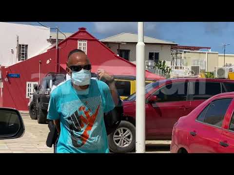 Polis a detene homber hopi altera cu tabata bringando cu cuchiu na Elleboogstraat