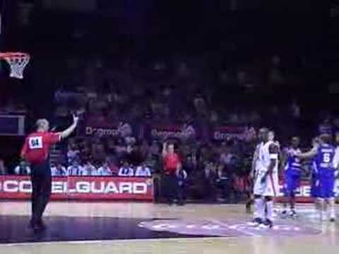 38 13-11-07 Ulebgame BCO-Dynamo Moscow - Titus Ivory scoort