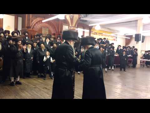 Tosher Rebbe,  lizensker rebbe dancing together