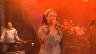 Nylon Beat - 12 Apinaa (live @ Elämä Lapselle 2003)