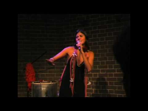 Eliza Lacerda canta Dura na Queda no SESC Tijuca