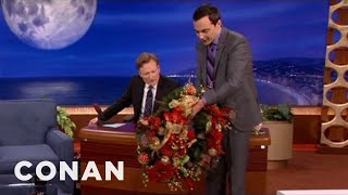 Jim offre un cadeau  Conan OBrien