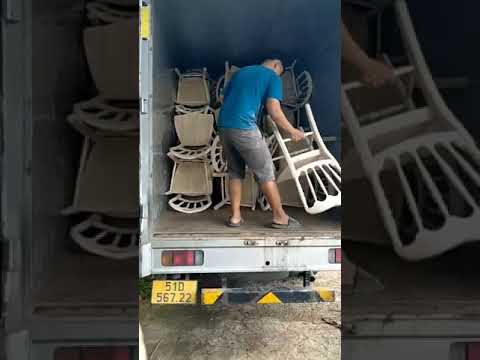 Xếp hàng hóa lên xe tải