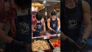 Download lagu Pria Tionghoa tampan melayani di restoran #china #fyb #bts #cdrama #hotel #shorts #viralvideo mp3