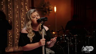 Kelly Clarkson - Heat (Cracker Barrel Rocking &amp; Stockings 2017) [4K]