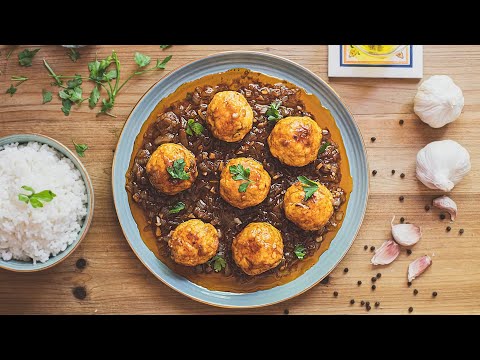 Albóndigas de pollo en salsa española