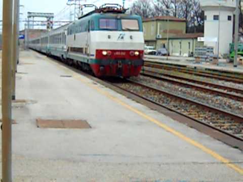 Intercity 674 Livorno Milano in arrivo a Viareggio