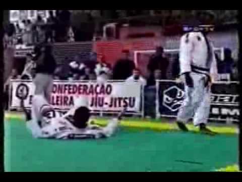 BRASILEIRO DE JIU-JITSU 2002 NO PASSANDO A GUARDA.