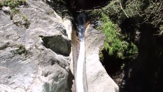 preview picture of video 'Scivolo di pietra alle cascate  Malbacco Seravezza 29 agosto 2014'