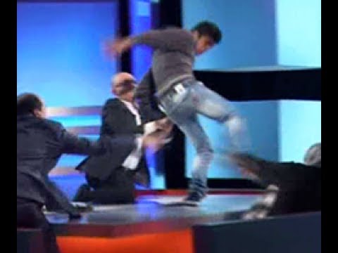 عاق يضرب أمه - شاب لبناني عاق يضرب امه على الهواء مباشرة