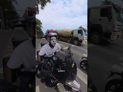 The Girl's Legs Are So Smooth! #Motorcycle #Funnyguy