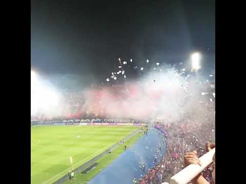 "Tremendo Recibimiento Hinchada de Cerro Porteño vs River Plate." Barra: La Plaza y Comando • Club: Cerro Porteño