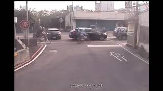 出來不看，還跟我說機車要騎裡面？