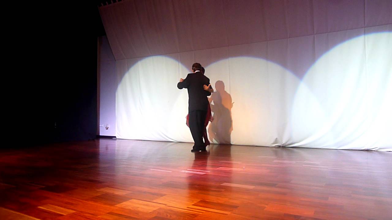 Alexandra Baldaque e Fernando Jorge em exibição no Muxima Bar em 13-11-11