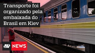 Trem com brasileiros parte para fronteira com a Romênia