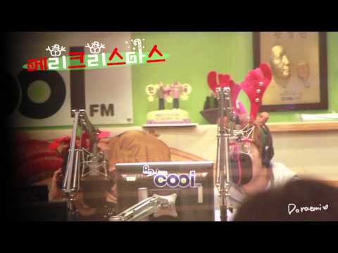 [Fancam] 111223 Sukira - Sungmin Ryeowook Singing "Rudolph The Red Nose Reindeer"