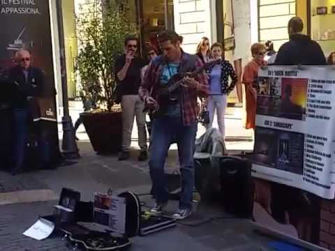 Marcello Calabrese - street guitarist solo Comfortably numb- Brescia-7 maggio 2016