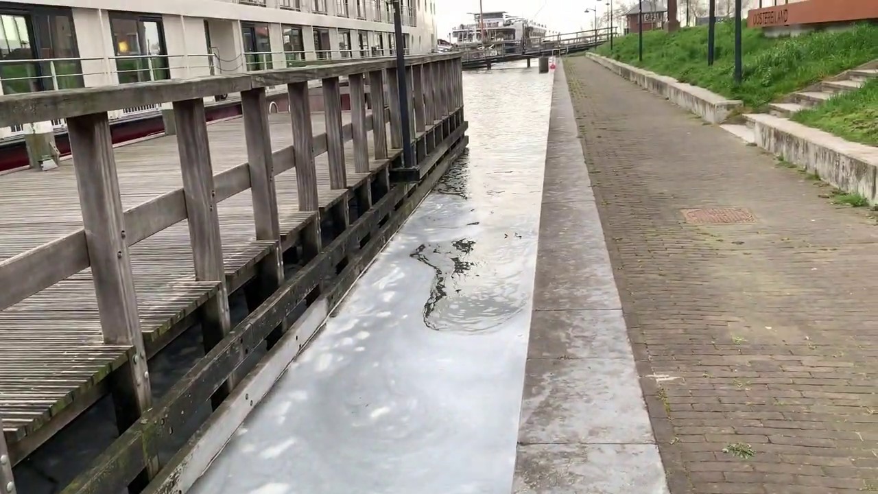Witte Vloot loost afvalwater in de haven van Hoorn