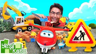 Play Doh oyun hamuru ila inşaat oyunu.  Yeşil Kutu. Şantiyede iş makineler ile çalışıyoruz