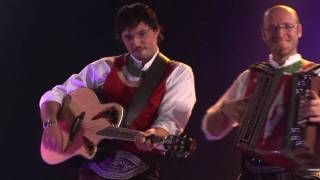 Songtext von Zillertaler Mander - Boarisch Medley: Zillertaler Mander Live On Tour / Rauthäusl Boarischer / Boarisch tanzen / Crystal-Boarischer / Kirchtagsboarischer ... Text Musik-video-Miniaturansicht