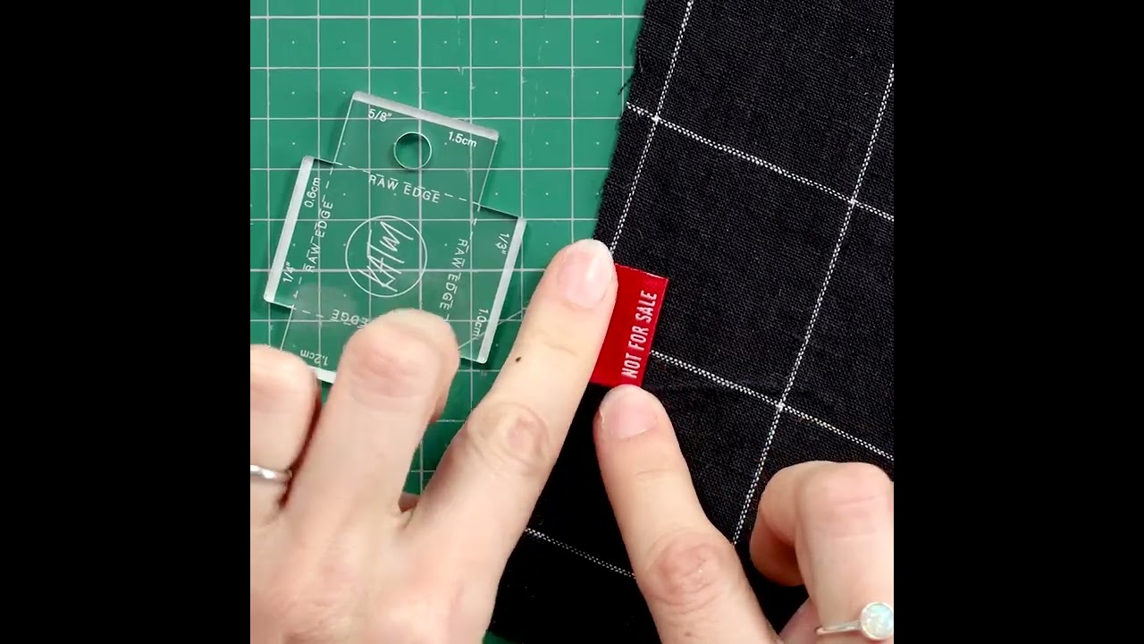 Jauge pour pose d'étiquettes à coudre