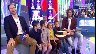 Aquí como en casa | Hugo Salazar en manos de los  niños