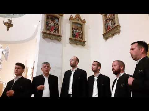 Klapa Vinčace u Omišu na promociji svoje monografije 20 g pjevanja autorice Herci Ganza