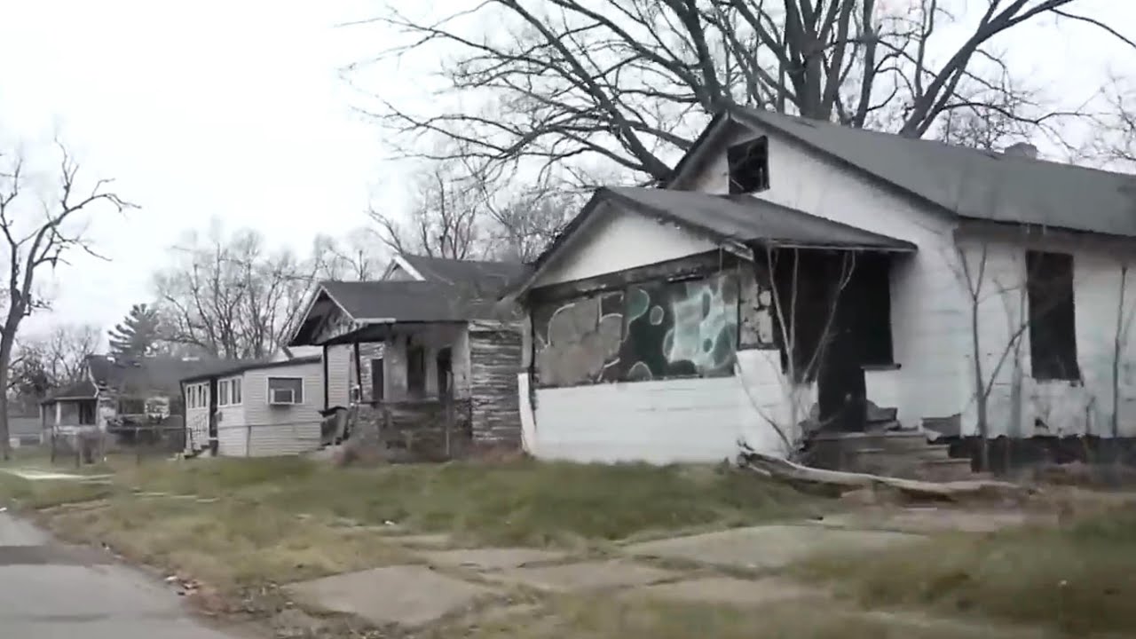FLINT MICHIGAN /A DESOLATE AND SAD CITY/  BEFORE AND AFTER SNOWFALL