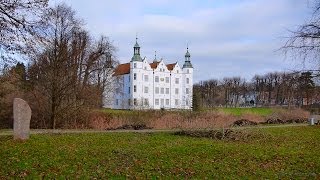 preview picture of video 'Ahrensburg, Schloss Ahrensburg im November - Full HD (1080p) Videobild'