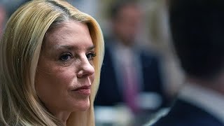 El presidente Donald Trump destituye a la fiscal general Pam Bondi