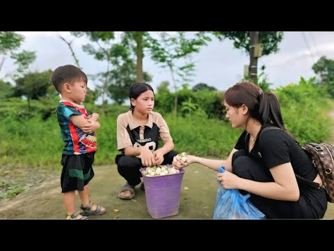 Poor Sisters Sell Vegetables by the Roadside, Touched by a Kind Girl’s Help