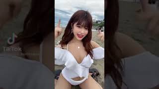 ビーチでおっぱいポロリハプニングビキニ88