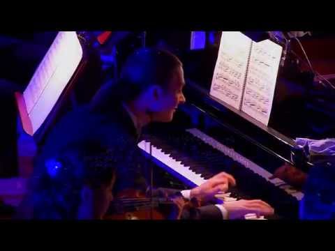 Το συμφωνικό ποίημα του [[#Αλεξάντρ Νικολάγιεβιτς Σκριάμπιν [Aleksandr Nikolayevich Scriabin]#]] με τίτλο Προμηθέας: Το ποίημα της φωτιάς (1908-10), το οποίο εκτός από συμφωνική ορχήστρα (εμπλουτισμένη με χρήση πιάνου, εκκλησιαστικού οργάνου και προαιρετικής χορωδίας), αξιοποιεί το όργανο tastiera di luce (πληκτροφόρο που παρήγαγε χρωματιστά φώτα). Παραγωγή της [[#Alte Oper Frankfurt [Παλαιά Όπερα Φρανκφούρτης]#]] (26 Σεπτεμβρίου 2014) Εκτέλεση από την [[#hr-Sinfonieorchester [Συμφωνική Ορχήστρα της Ραδιοφωνίας της Φρανκφούρτης]#]], με τον [[#Ντμίτρι Λέβκοβιτς [Dmitri Levkovich]#]] στο πιάνο.&nbsp;