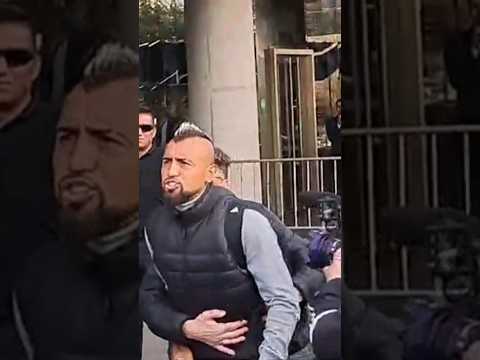 Arturo Vidal casi se va a los GOLPES🤯🤴🏽🔥 #arturovidal #colocolo #jorgealmiron #futbolchileno #chile