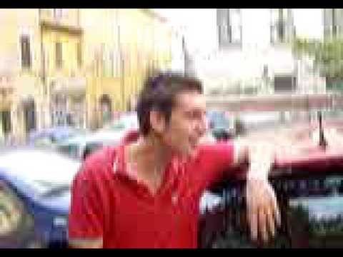 Freddie che imita Jean-Claude di Sensualità a corte