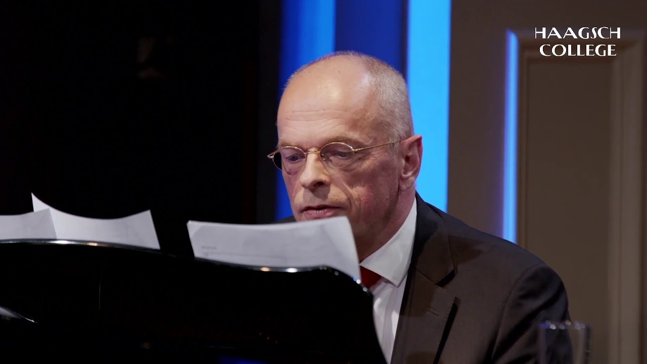 Jan Anthonie Bruijn zingt lied voor afscheidnemende politici (Politieke EindejaarsShow 2020)