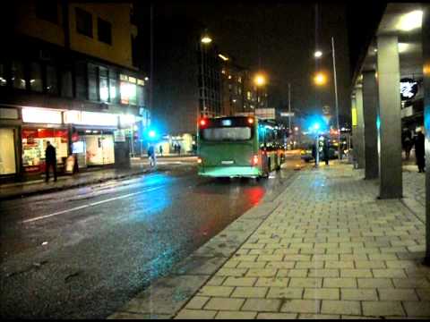 Gamla Uppsala Buss 271 åker iväg från Vaksalagatan