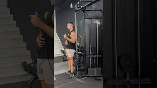 CURL MARTILLO EN POLEA BAJA UNILATERAL APOYADO