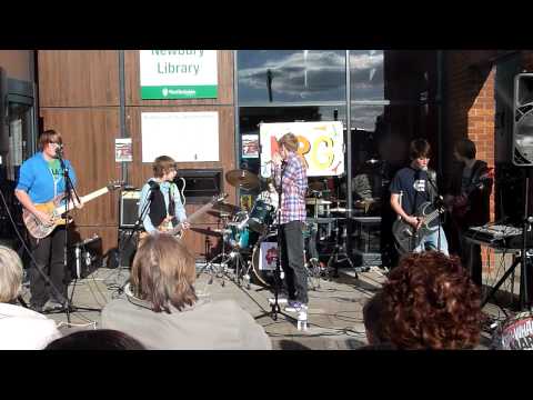 The Jammin' Dodgers playing 24 Hours by Tin Soldiers at Newbury Funday