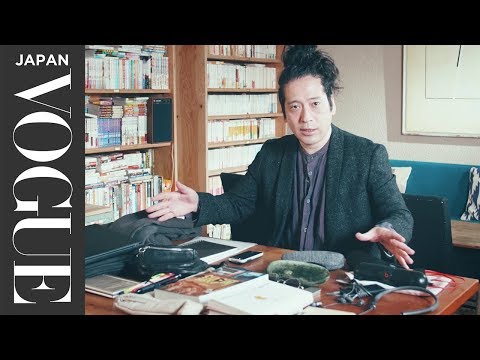 和平的松吉直樹透露了他的懷舊而又新的包包的內容。| 囊中物語｜VOGUE JAPAN (ピースの又吉直樹、どこか懐かしくて新しいバッグの中身を大公開。| In The Bag | VOGUE JAPAN)