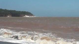 preview picture of video 'Bay of Fundy High Tide  Perspective Beach 02'